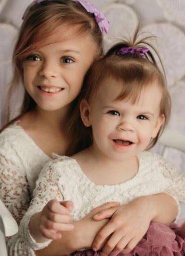 Novalee Reign Baltierra with her younger sister